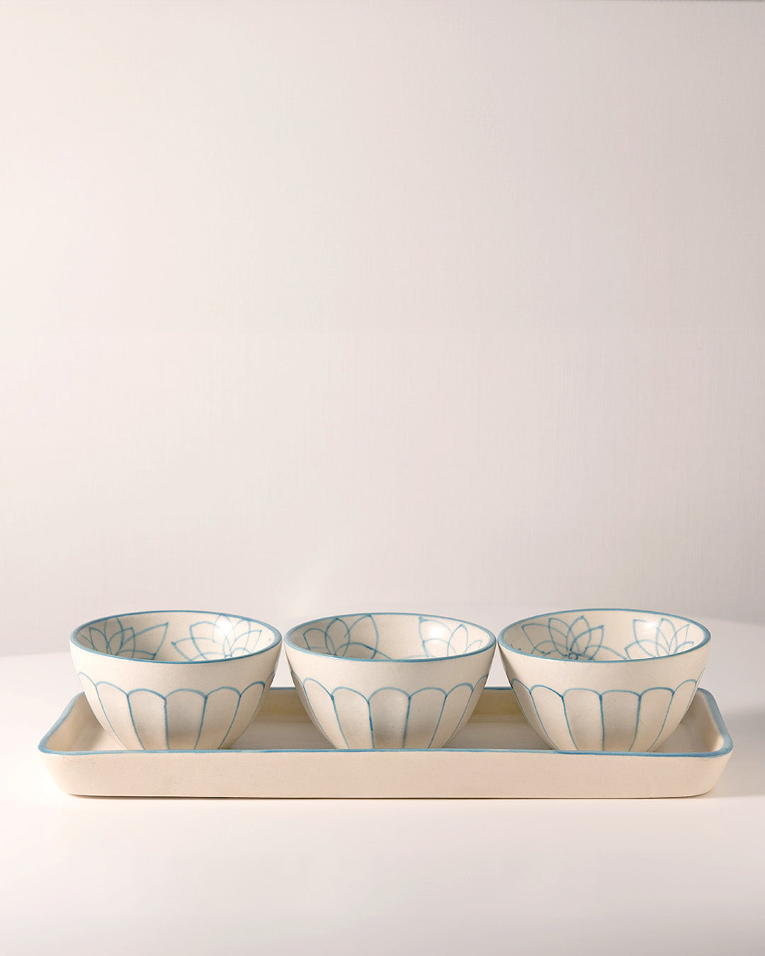 Meera- Serving set of 3 bowls with tray